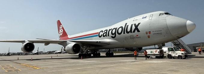 Boeing 757 com porta do nariz aberta